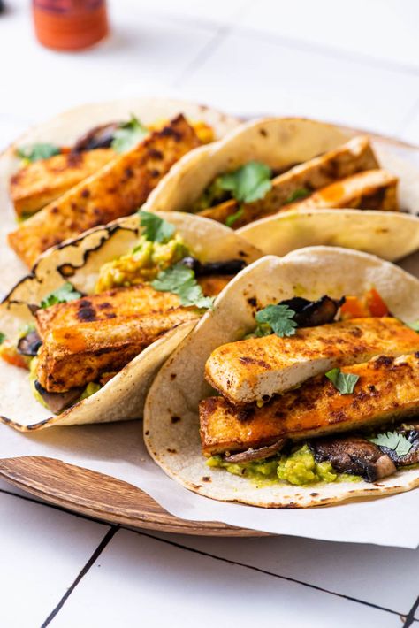 These vegan tofu tacos with garlicky mushrooms and guacamole are a satisfying and easy-to-make weeknight meal. thenewbaguette.com Buffalo Tofu Tacos, Ways To Cook Tofu, Buffalo Tofu, Tofu Tacos, Vegan Fish, Vegetarian Tacos, Vegan Tofu, Restaurant Ideas, Crispy Tofu