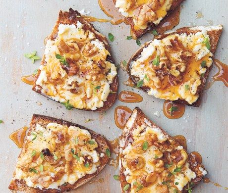 Goat Cheese Toasts with Walnuts, Honey & Thyme / Ray Kachatorian Recipe Ricotta, Orange Bread, Ricotta Toast, Baked Goat Cheese, Thyme Recipes, Bacon Tomato, Recipe Breakfast, Toast Toppings, Cheese Toast