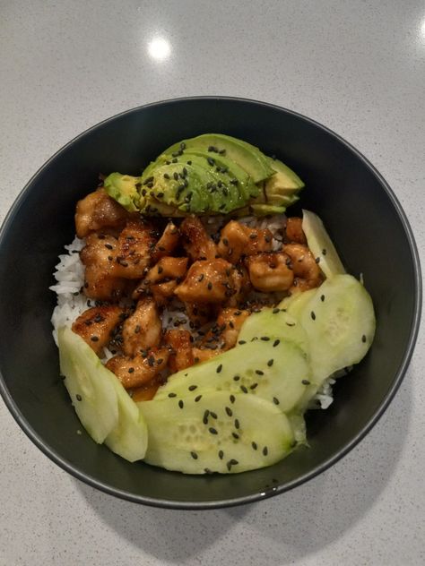 Rice Poke Bowl, Poke Bowl Chicken, Chicken Sushi Bowl, Cucumber Bowl, Low Calorie Rice Bowls, Chicken Poke Bowl, Teriyaki Rice, Avocado Rice, Chicken Lunch