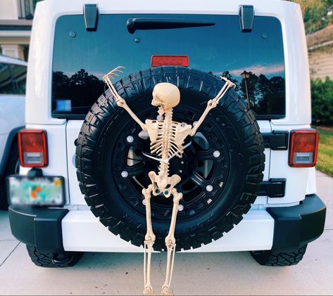 Jeep wrangler, white jeep, halloween, white jeep wrangler, sahara, jeep sahara, jeep halloween Halloween Decor For Jeeps, Skeletons On Jeep, Jeep Wrangler Holiday Decorations, Jeep Hair Ideas, Halloween Decorations For Jeep Wrangler, Jeep Decorations For Halloween, Halloween Jeep Ideas, Jeep Wrangler Decorations, Jeep Skeleton