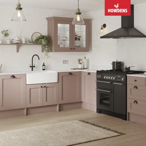 Small Pink Kitchen Ideas, Kitchen Ideas Quartz Countertops, Dusty Pink Kitchen Cabinets, Light Pink Cabinets, Light Pink Kitchen Cabinets, Pink Cabinets Kitchen, Pink Kitchen Inspiration, Hay Kitchen, Howdens Chilcomb