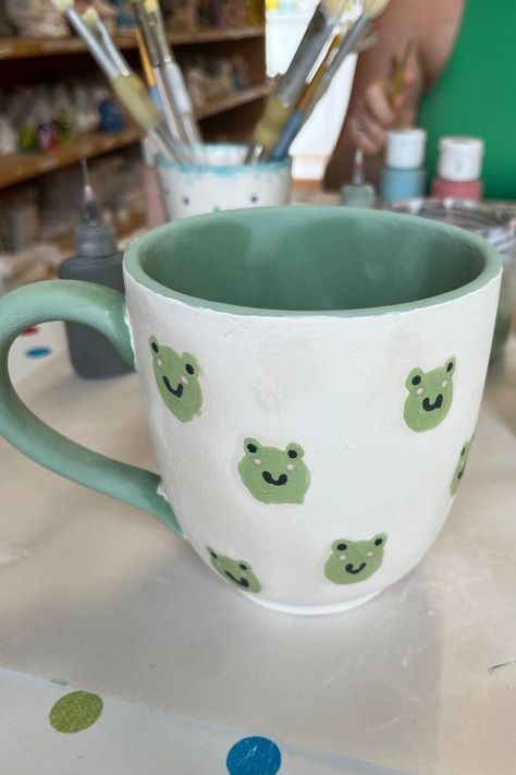 Mug Pottery Painting, Aesthetic Pottery Painting, Pottery Painting Ideas Easy, Aesthetic Pottery, Frog Mug, Mug Aesthetic, Clay Cafe, Mug Painting, Ceramic Cafe