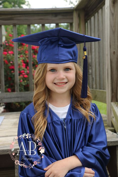 Kindergarten Graduation Pictures Pink, Kinder Photoshoot, Kindergarten Cap And Gown Pictures, Graduation Pictures With Kids, Preschool Background, Preschool Graduation Pictures, Kindergarten Photoshoot, Preschool Cap And Gown, Preschool Apple Theme Activities