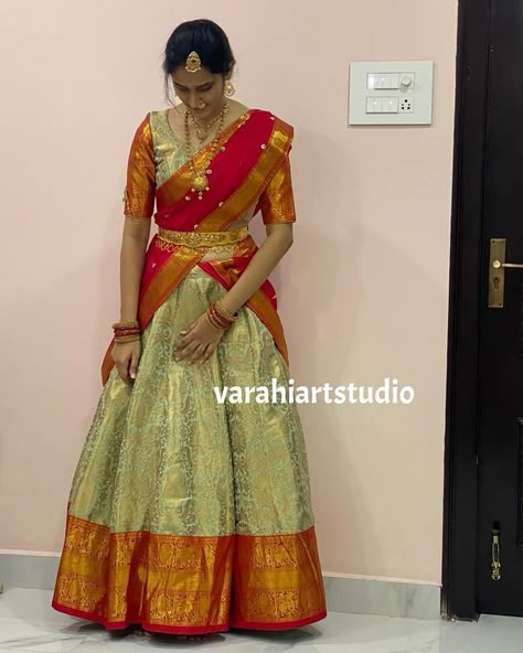 Red And Green Combination Pattu Sarees, Red And Green Lehenga, Traditional Lehenga Designs, Lehenga Color Combinations, Designer Blouse Ideas, Pattu Pavada, Blouse Designes, Indian Fits, Bridal Jewlery