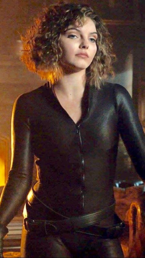 When Selina went full Catwoman with the suit and everything in season 4 Eartha Kitt Catwoman, Cameron Bicondova, Selina Kyle Gotham, Camren Renee Bicondova, Carmen Bicondova, Gotham Bruce, Bruce And Selina, Gotham Tv Series, Anne Hathaway Catwoman