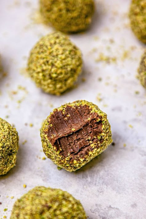 Chocolate Truffle Recipes Truffles Food Photography, Truffles Photography, Gourmet Truffles, Food Recipe Healthy, Choco Truffle, Truffles Recipes, Tahini Chocolate, Truffle Recipes, Homemade Truffles