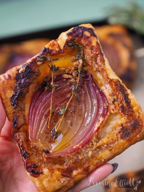 Upside Down Puff Pastry Onion Tart, Puff Pastry Veggie Tart, Upside Down Tartlets, Cooking Upside Down, Upside Down Caramelized Onion Tart, Onion Tartlets Appetizers, Upside Down Cooking, Onion Pastry Tart, Upside Down Onion Tart Puff Pastry