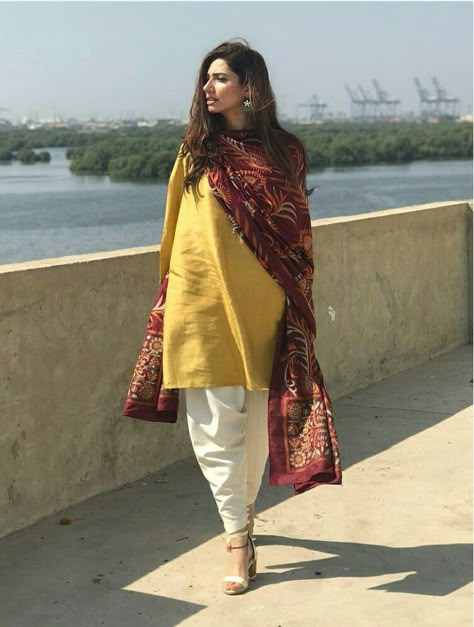 Dhoti pants style Dhoti Pants Outfit, Dhoti Salwar Suits, Indian Fashion Trends, Dhoti Pants, Casual Indian Fashion, Desi Fashion Casual, Printed Dupatta, Salwar Kamiz, Pakistan Fashion