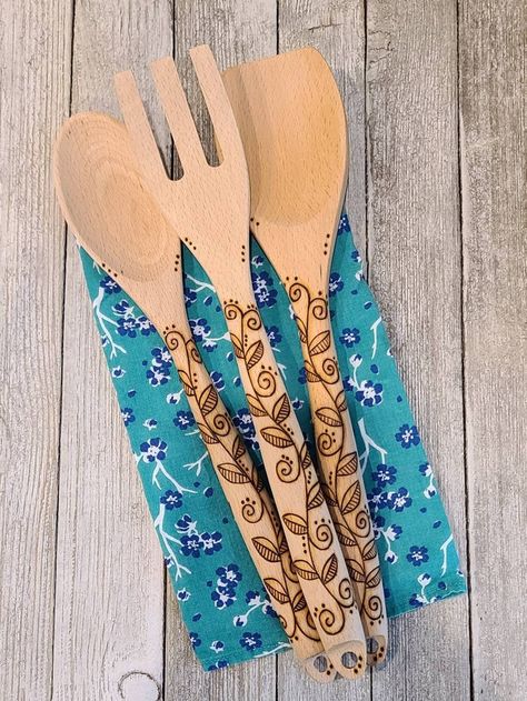 Wood Burned Gifts, Wood Burn Spoons, Wood Burning Patterns Stencil, Wood Burn Designs, Pyrography Patterns, Spoon Crafts, Salad Serving Set, Woodburning Projects, Dremel Wood Carving