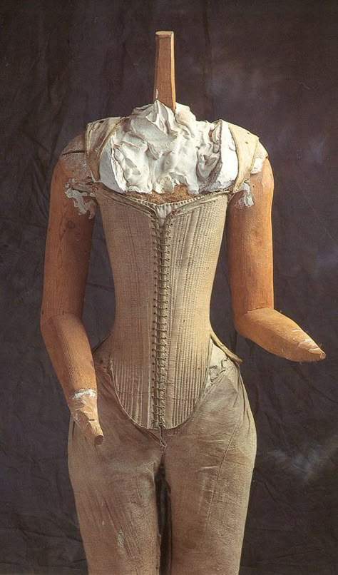 16th century corset or "pair of bodies" from Elizabeth I's tomb 16th Century Corset, Elizabethan Clothing, Elizabeth 1st, Elizabeth Tudor, 17th Century Clothing, Elizabethan Fashion, Elizabeth 1, Tudor England, Tudor Fashion