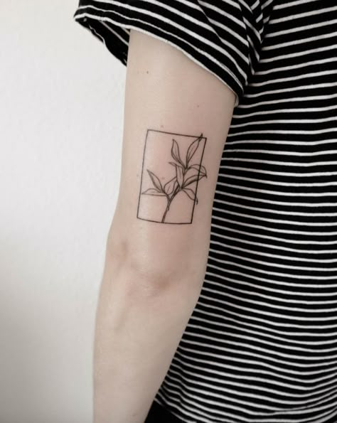 The Most Popular Hand-Poke Tattoo Artists On Instagram - Coveteur Delicate Feminine Tattoos, Square Tattoo, Framed Tattoo, Tattoo Trend, Shape Tattoo, Handpoke Tattoo, Geometry Tattoo, Muster Tattoos, Geometric Tattoos