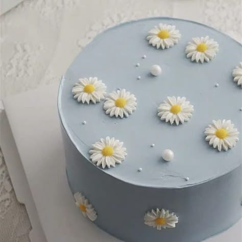 Postres Aesthetic, Rodjendanske Torte, Blue Birthday Cakes, Daisy Cakes, Simple Cake Designs, Mini Cakes Birthday, Simple Birthday Cake, Cake Decorating Designs, Pretty Birthday Cakes