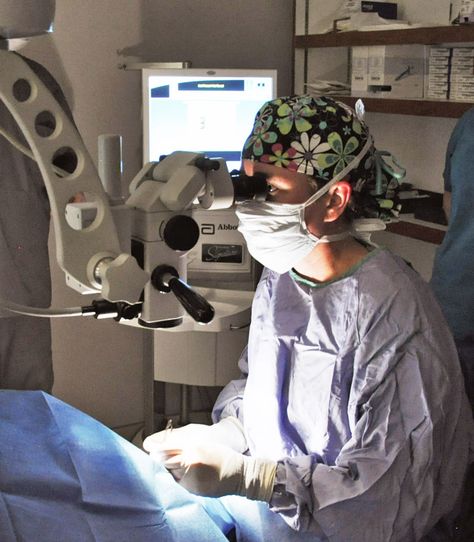 Check out this awesome picture of Dr. Julie Hempstead performing microsurgery in our Ophthalmology suite! She is able to use a surgical microscope to visualize the teeny tiny structures of the eye - pretty cool! Surgery Tech Aesthetic, Surgery Doctor Aesthetic, Eye Surgery Aesthetic, Eye Surgeon Aesthetic, Dentist Career, Looking Through Microscope, Dr Julie, Eye Surgeon, Picture Of Doctor