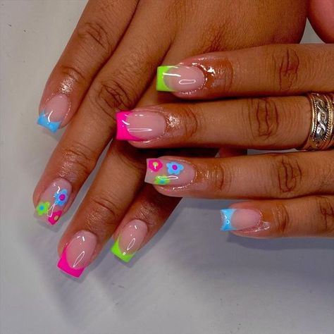 Nails Beach Design, Short Summer Nails 2023, Nails Short Summer, Summer Nails 2023 Color Trends, Nails 2023 Color Trends, 2023 Color Trends, Summer Nails Short, Short Summer Nails, Nails Beach