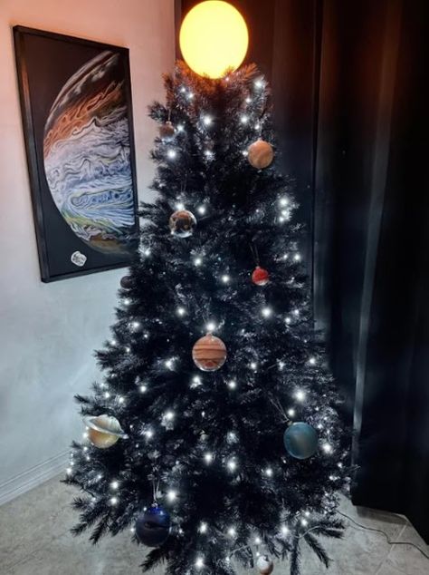 Black Christmas Tree Ideas, Space Christmas Tree, Space Tree, Popcorn Garland, Space Christmas, Christmas Trees Ideas, Goth Christmas, Themed Christmas Tree, Tree Inspiration