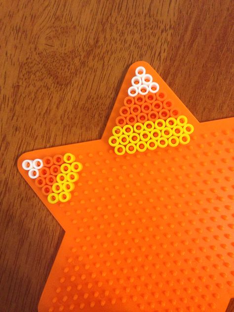 Candy corn perlers Perler Beads Candy, Halloween Perler Bead Patterns, Halloween Perler Beads, Perler Beads Pattern, Halloween Perler, Corn Bead, Easy Perler Beads Ideas, Beads Candy, Beads Pattern