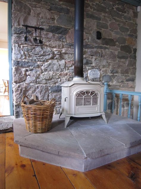 woodstove and stone.... Love this stone! Woodstove Ideas, Diy Stone Wall, Corner Wood Stove, Wood Stove Surround, Wood Stove Chimney, Stove Hearth, Stove Wall, Stove Decor, Wood Stove Hearth