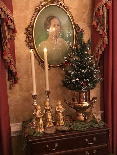 Regency Christmas Decorations, 19th Century Christmas, Victorian Winter Decor, Winter Cottagecore Decor, 1800s Christmas Aesthetic, 1930s Christmas Decorations, Victorian Christmas Decor Ideas, Candlestick Aesthetic, Vintage Christmas Mantle