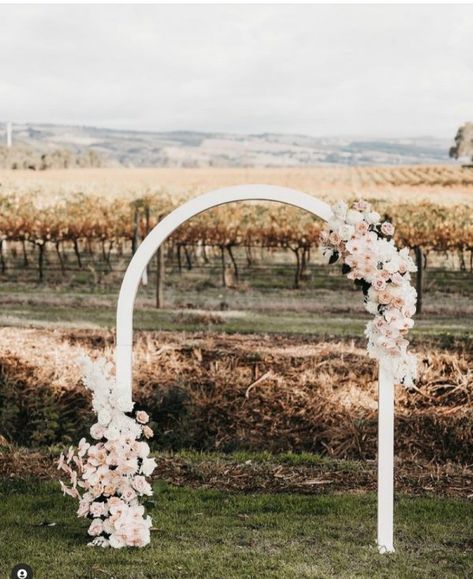 Elegant Wedding Arch, Simple Wedding Arch, Wooden Wedding Arches, White Wedding Arch, White Arch, Wedding Arch Ideas, Neutral Wedding Flowers, Wedding Alters, Floral Arch Wedding