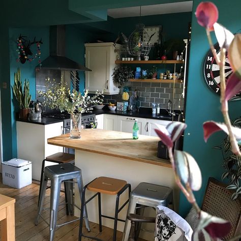 Farrow & Ball Vardo - Interiors By Color Teal Kitchen Walls, Dining Room Teal, Kitchen Trends 2020, Space Saving Apartment, Paint For Kitchen Walls, Teal Kitchen, Colorful Apartment, Farrow And Ball Paint, Teal Walls