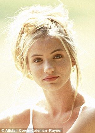 Cameron Diaz as a fresh-faced 17-year-old on modeling shoot from 1989. Cameron Diaz 90s, Cameron Diaz, Fresh Face, Charlize Theron, Beauty Icons, Grunge Hair, Hair Looks, Pretty People, Beautiful People