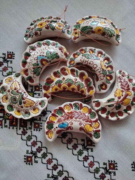 Ukrainian Christmas, Ceramic Shoes, Ceramic Sculpture Figurative, Food Sketch, Cotton Decorations, Clay Crafts Air Dry, Ukrainian Art, Pottery Crafts, Polymer Clay Flowers