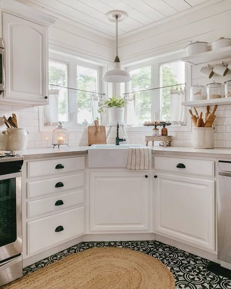 Corner Farmhouse Sink, Kitchen Sink Decor Ideas, Corner Kitchen Sink, Kitchen Sink Decor, Gorgeous Farmhouse, Corner Kitchen, Corner Sink Kitchen, Corner Sink, Kitchen Corner