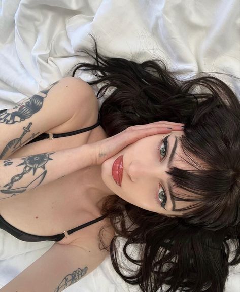 Soft Goth Hair, Black Hair Woman Aesthetic, Girl With Tattoos Aesthetic, Dark Hair And Tattoos, Tattooed Woman Aesthetic, Women Face Claims, Tattoo Girl Aesthetic, Pretty And Smart, Goth Look