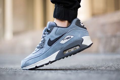 Nike Air Max 90 Leather Nike Air Max 90 Blue, Air Max 90 Leather, Reflective Shoes, Nike Running Shoes Women, Sneaker Shop, Sneak Attack, Air Max 90 Premium, Jordan Shoes Retro, Sneaker Magazine