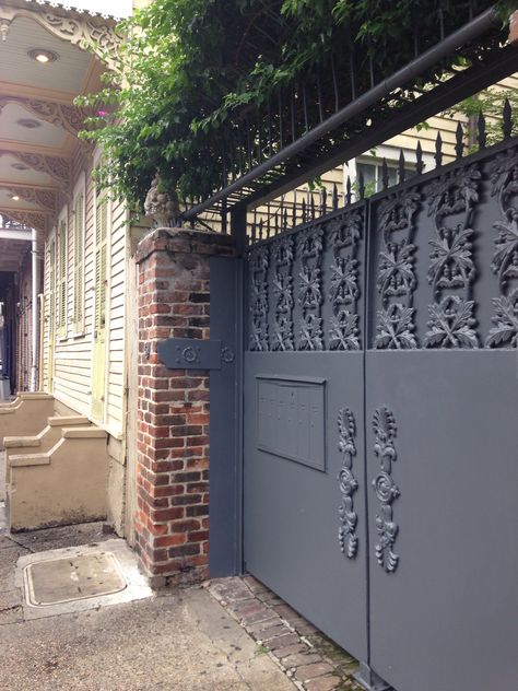 Car entrance gate of painted metal Car Gates Entrance, Grey Curtains Living Room, Compound Wall, Rustic Barn Door, Driveway Entrance, Grey Curtains, Iron Gate, Contemporary Glass, Entrance Gates