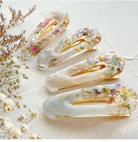 Diy Resin Gifts, Diy Resin Phone Case, Kawaii Hair Clips, Flower Resin Jewelry, Pressed Flower Crafts, Diy Resin Projects, Handmade Hair Clip, Expensive Jewelry Luxury, Resin Jewelry Diy