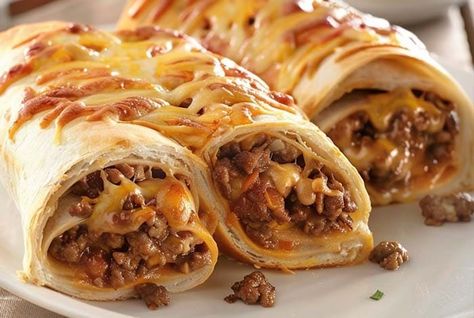 Cheesy Beefy Rolls-Up Recipe - Masters of Kitchen - Recipes Buffalo Chicken Wrap Recipe, Shrimp Casserole Recipes, Vegetarian Drinks, Chicken Wrap Recipes, Easy To Cook Meals, Roll Ups Recipes, Pinwheel Recipes, Flan Recipe, Mini Bites