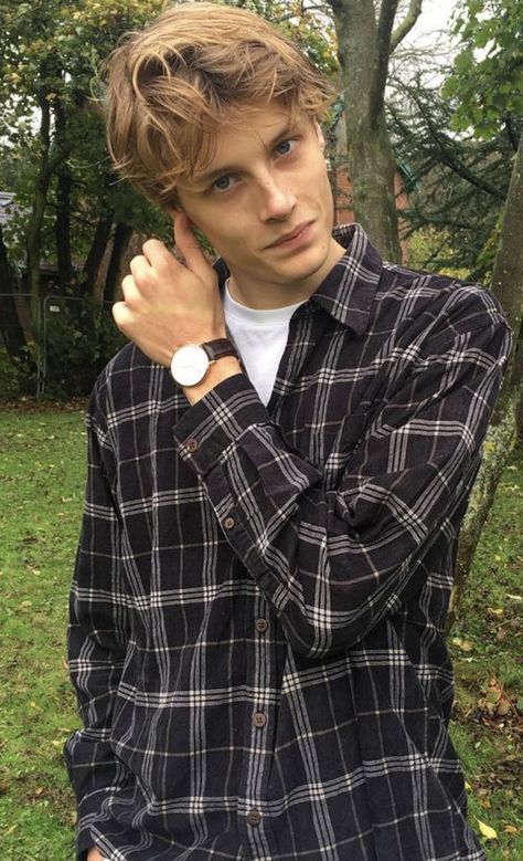 Caroline Peckham, Nerdy Guys, Zodiac Academy, Blonde Boys, Blonde Guys, Aesthetic Guys, Streetwear Men Outfits, Persona 5, Moda Vintage