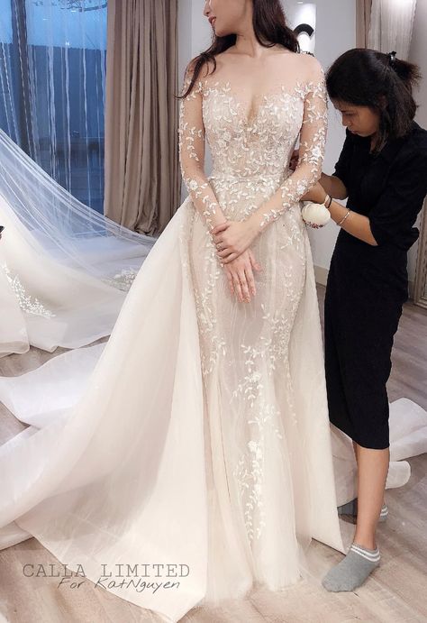 Fitted Wedding Dress Satin, 2023 Wedding Gown Trends, Korean Wedding Gown, Korean Bride, Detachable Train Wedding Dress, Black Women Wedding Dresses, Wedding Frocks, Wedding Dresses Black Women, Black Women Wedding