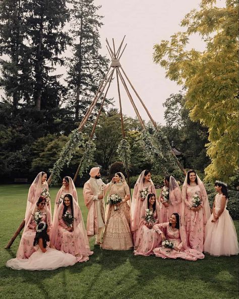 Indian Bridal Party, Anand Karaj, Indian Bridesmaids, Outdoor Indian Wedding, Bridesmaids Photos, Big Fat Indian Wedding, Boho Wedding Inspiration, Wedding Marketing, Indian Wedding Photos