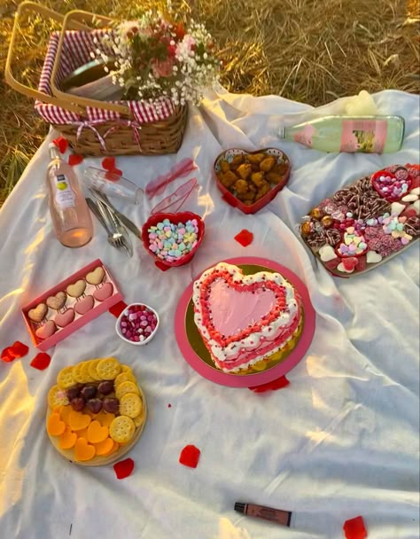 Valentines Picnic Food, Picnic San Valentin, Valentines Day With Friends, Valentines Day Picnic Ideas, Valentines With Friends, Picnic Valentines Day, Valentine Picnic, Valentines Day Picnic, Galentines Picnic