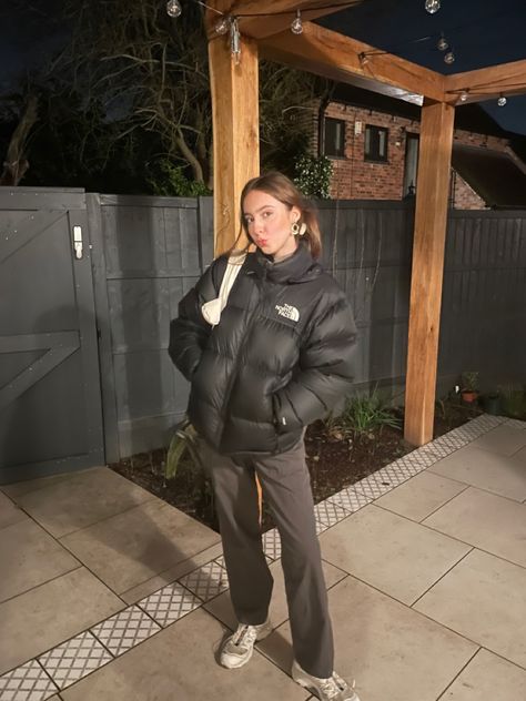 Northface Nuptse Jacket Outfit, North Face Puffer Jacket Aesthetic, Nuptse Jacket Outfit, Puffer Jacket Aesthetic, North Face Puffer Jacket Outfit, Doudoune The North Face, Helly Hansen Jacket, The North Face Puffer, Nuptse Jacket