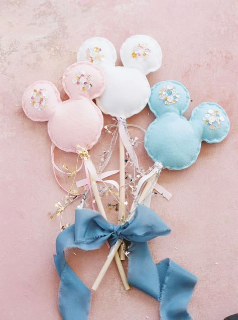 Vintage Disney Balloon Garland, Vintage Disney Party Ideas, Disney Inspired Birthday Party, Classic Disney Party, Disney Birthday Party Favors, Vintage Disney Birthday Cake, Disneyland Vintage Party, Retro Disney Birthday Party, Disney Second Birthday