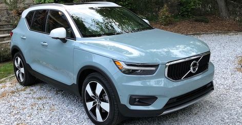 2019 Volvo XC40 Review: This Compact Luxury SUV Is A Girl Volvo Xc40 Blue, Blue Suv Cars, Small Suvs For Women, Mom Cars Suv, Cute Mom Cars, Suv Cars For Women, Aesthetic Car Wallpapers, Small Suv Cars, Car Manifestation