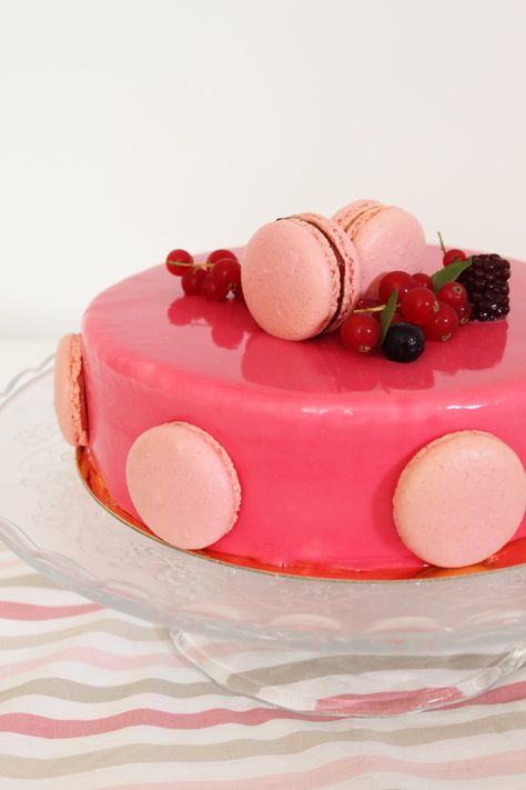 Voici l'arc-en-ciel de Patrick Berger que j'ai réalisé pour mon anniversaire avec des fruits de saison (confit fraises et framboises) et une mousse vanille. Macaron Cake, Gelato Ice Cream, Naked Cakes, Dessert Toppings, Fancy Desserts, Special Cake, Gorgeous Cakes, Vegan Dessert Recipes, Frozen Desserts