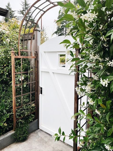 Garden Inspiration: Arbors, Trellises & Gates - The Inspired Room Unique Gate Design, Gate Decorations Wedding, Gate Decoration With Flowers, Wedding Gate Decoration, Arbour Ideas, Jasmine Trellis, Fence Arbor, Cheap Fence Ideas, Bbq Wall