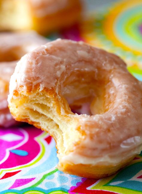 10 Minute Glazed Cronuts via Deliciously Yum! Crescent Roll Dough Recipes, Cronut Recipe, Roll Dough Recipe, Easy Crescent Rolls, Easy Donuts, Funnel Cakes, Millionaire Shortbread, Cronut, Dough Recipes