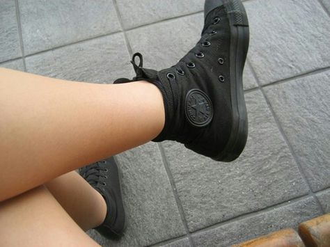 . All Black Converse, Black Chucks, Black Converse, Outfits With Converse, Black High Tops, Kinds Of Shoes, Converse Shoes, Converse High Top Sneaker, Converse Chuck Taylor High Top Sneaker