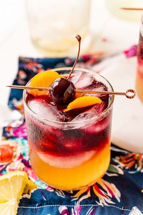 This New York Sour recipe is perfect for fans of sour cocktails! It’s made with Sour Mix, whiskey, a twist of orange, and a layer of red wine that floats on top! Sour Cocktails, Whiskey Drinks Recipes, New York Sour, Whiskey Sour Recipe, Gastro Pubs, Sour Mix, Sour Cocktail, Ice Wine, Best Cocktail Recipes