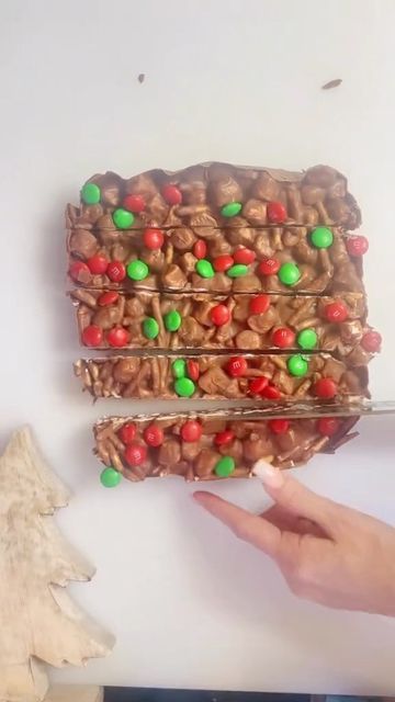 Reindeer Magic Bars, Xmas Snacks, Strawberry Santa, Holiday Cooking Recipes, Xmas Goodies, Christmas Strawberry, Chocolate Log, Xmas Baking, Magic Bars