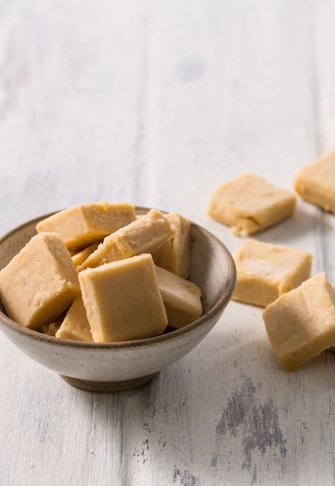 For an extra creamy and rich fudge, Sally Abé adds clotted cream to her easy fudge recipe. Cooked in just one pan, this makes a delicious sugary treat, or could be wrapped up as an edible gift. Cream Fudge Recipe, Scottish Tablet Recipes, Vanilla Fudge Recipes, Slow Cooker Fudge, White Chocolate Fudge Recipes, Easy Fudge Recipe, Tablet Recipe, Cream Fudge, How To Make Fudge