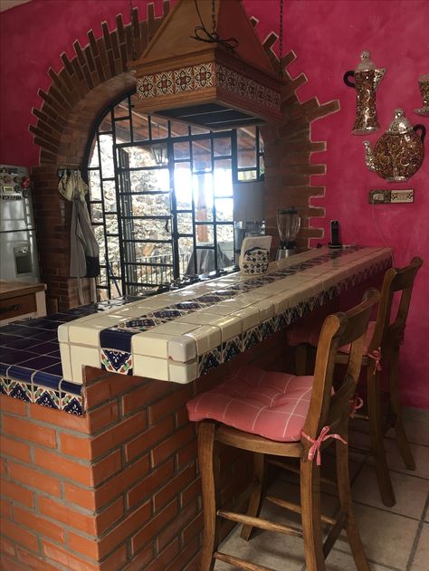 Hacienda Kitchen Cabinets, Mexican Interior Design Kitchen, Mexican Tableware, Mexican Houses Interior, Hacienda Style Bedroom, Mexico House Ideas, Mexican Style Kitchens, Hacienda Kitchen, Hacienda Decor