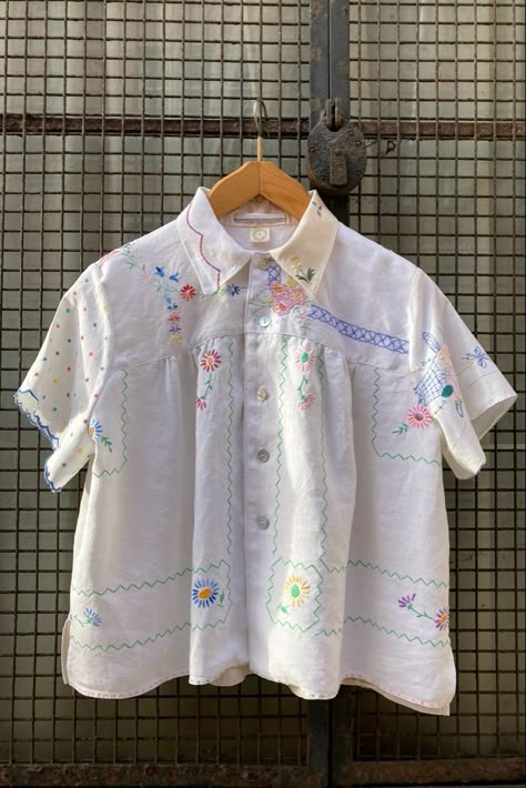 Handmade Shirts Design, Button Up Embroidery, Embroidered Button Down, Vintage Button Up, Cool Button Up Shirts, Shirt Sewing Ideas, Cute Sewing Projects Clothes, Diy Button Up Shirt, Shirt Embroidery Ideas