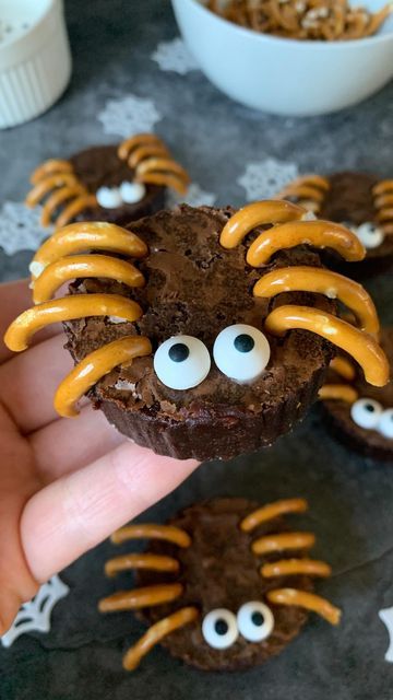 Brownie Spiders, Halloween Brownies Ideas, Spider Brownies, Thanksgiving Brownies, Brownie Halloween, Spooky Desserts, Instagram Profile Page, Halloween Brownies, Halloween Cake Pops