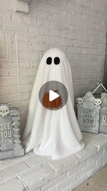 Jenna Gibbs on Instagram: "👻 Tomato Cage Ghost With a Twist! 👻 This was one of my fav DIYs from last year! It’s the idea of the tomato cage ghost, but with some added cuteness of it holding a pumpkin! He was the perfect size for my fireplace area. I got the tomato cage from a hardware store, and the Sherpa fabric, foam sphere, & black felt for the eyes from @joann_stores 🤍  #gustheghost #halloweendiy #halloweendecor #halloweendiydecor #halloweenghost #diyghost #diyhalloween #diyhalloweendecor #ghostdecor" Tomatoe Cage Ghost With Arms, Fabric Ghosts Diy, Witches Brunch, Tomato Cage Ghost, Ghost Holding Pumpkin, Fireplace Area, Ghost Diy, Tomato Cages, Ghost Dog